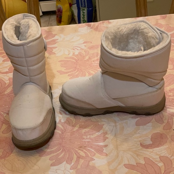 Khombu white chunky snow boots, size 7. - Picture 3 of 6